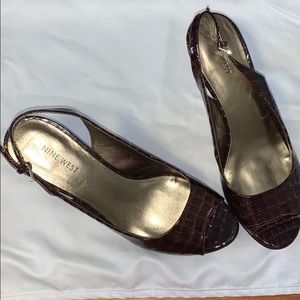 Peep-toe sling-back snakeskin patent leather pumps